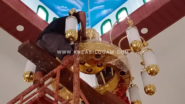 lampu-gantung-bawah-kubah