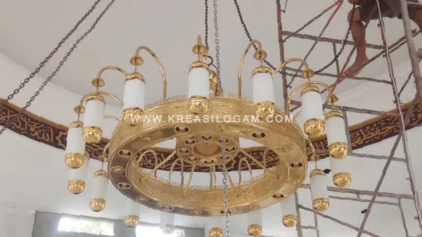 lampu-gantung-di-masjid-alikhwan-tebet
