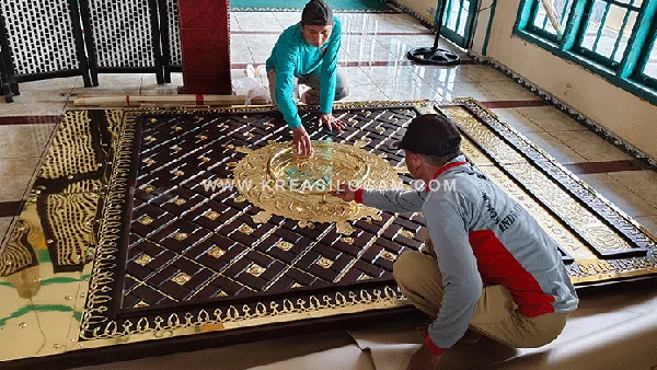 replika-pintu-masjid-kreasi-logam-tumang